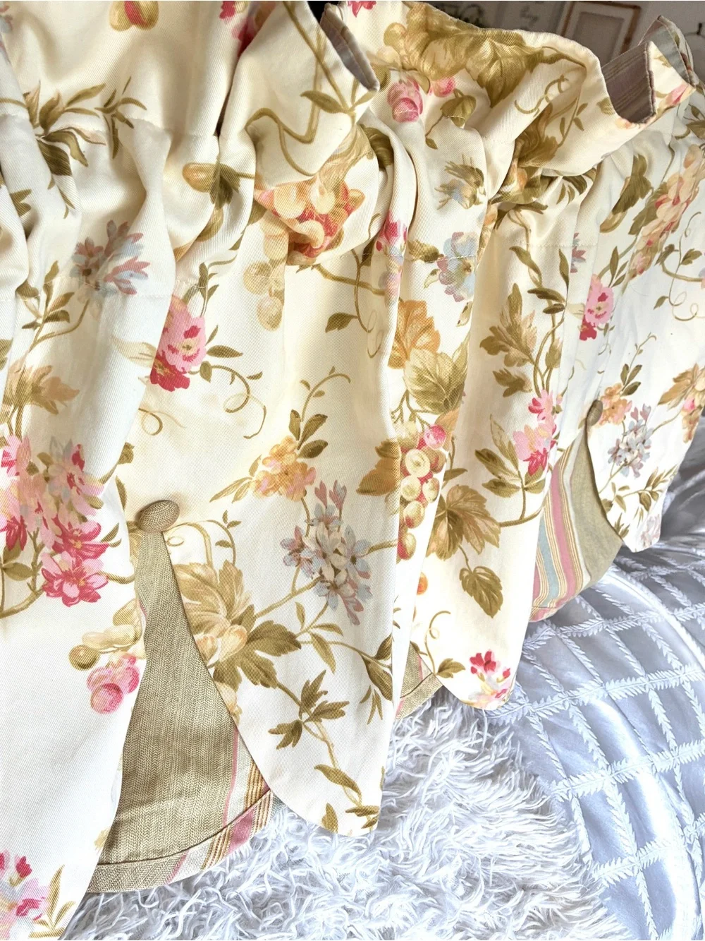 Vintage Waverly home classic Napoli cameo Scalloped Valance in Cream with pink